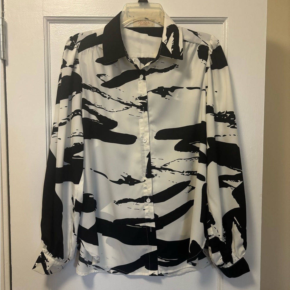 Women’s Black and White Abstract Print Top